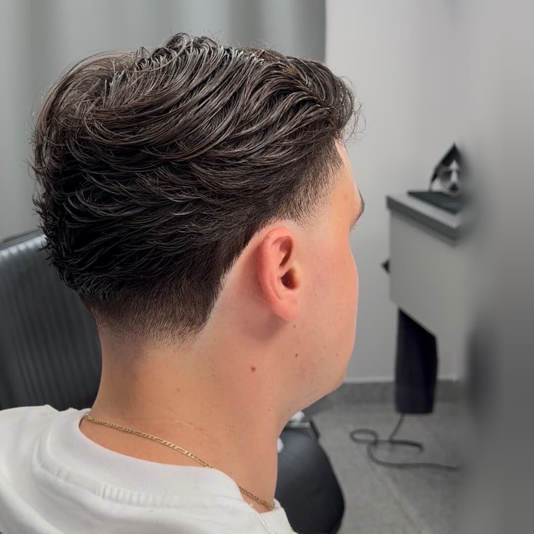 Dlhší objem na vrchu s taperom po stranách, profil — strihal Ján