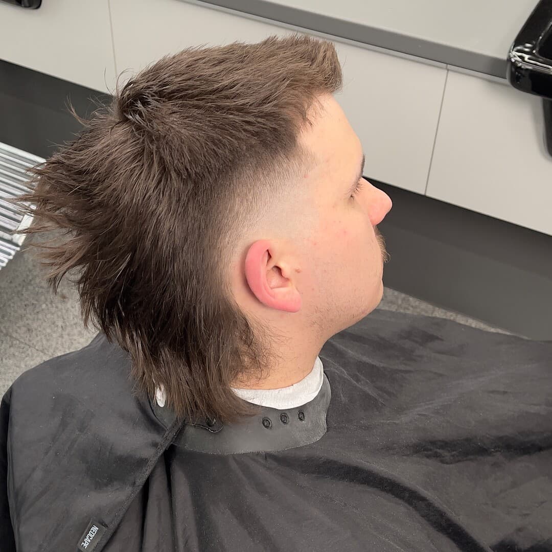 Mullet s prechodom po stranách, textúrovaným vrchom a dĺžkou vzadu, profil — strihal Marek